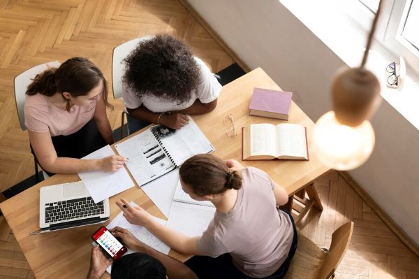 étudiants qui étudient ensemble dans une bibliothèque universitaire